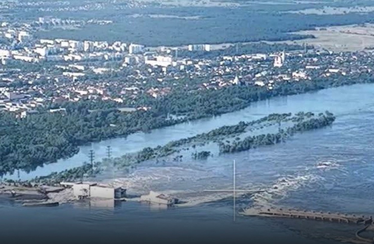Ucraina: Barajul hidrocentralei Kahovka a fost distrus. Peste 16.000 de oameni sunt în pericol / Nu există un pericol iminent la Zaporojie
