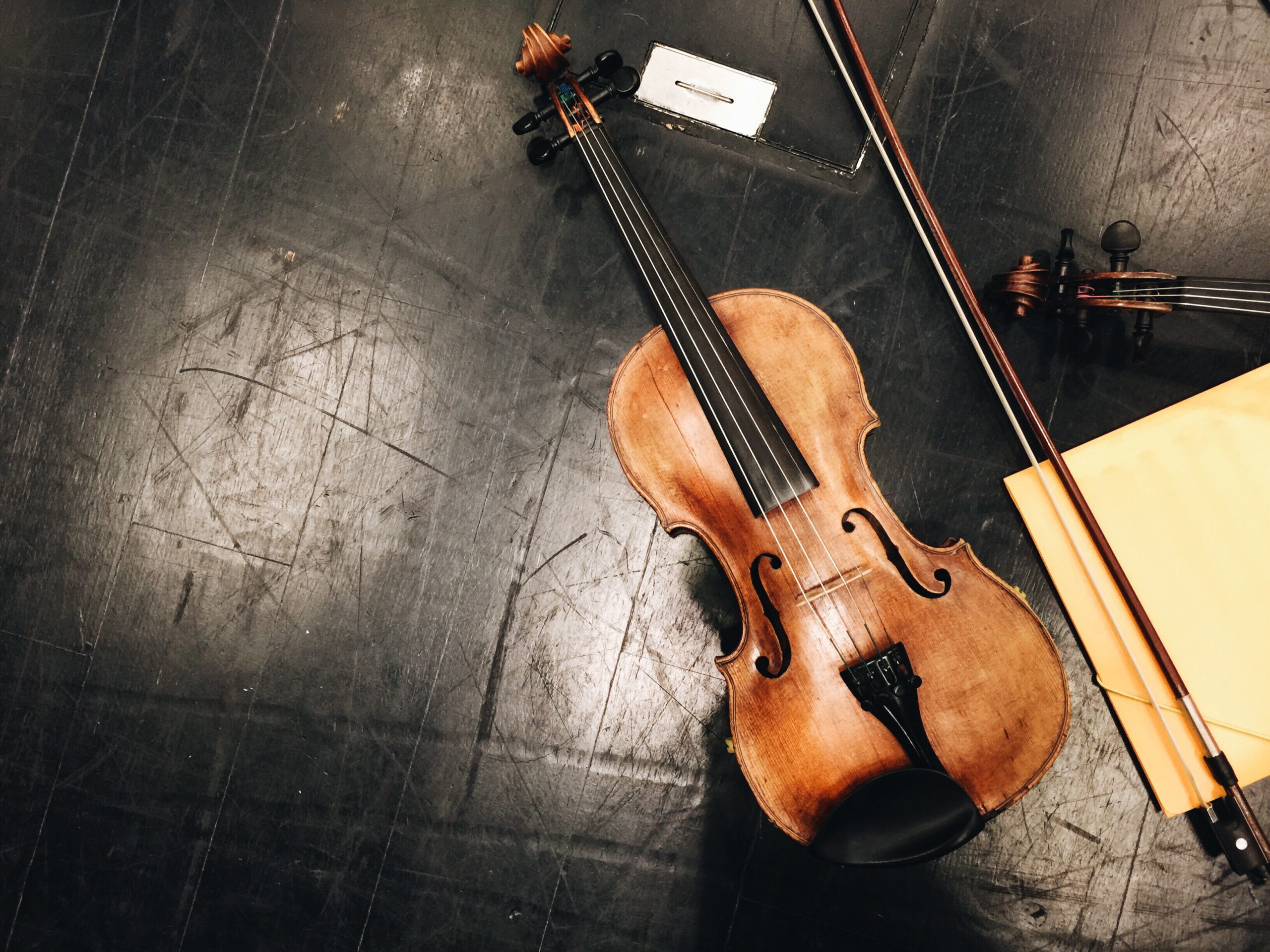 Cea mai scumpă vioară de producție nouă, scoasă la vânzare. Instrumentul e decorat cu 600 de pietre prețioase