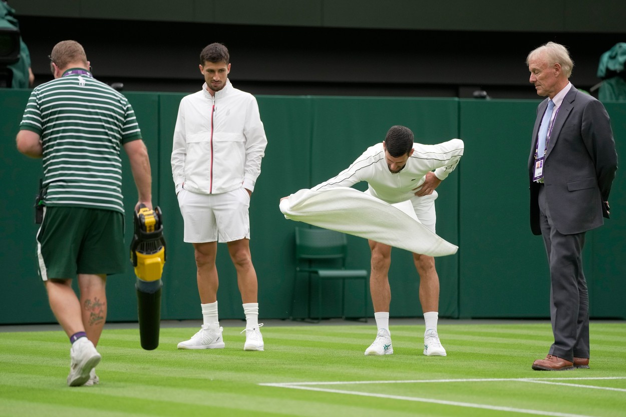 Novak Djokovic, omul bun la toate la Wimbledon! VIDEO