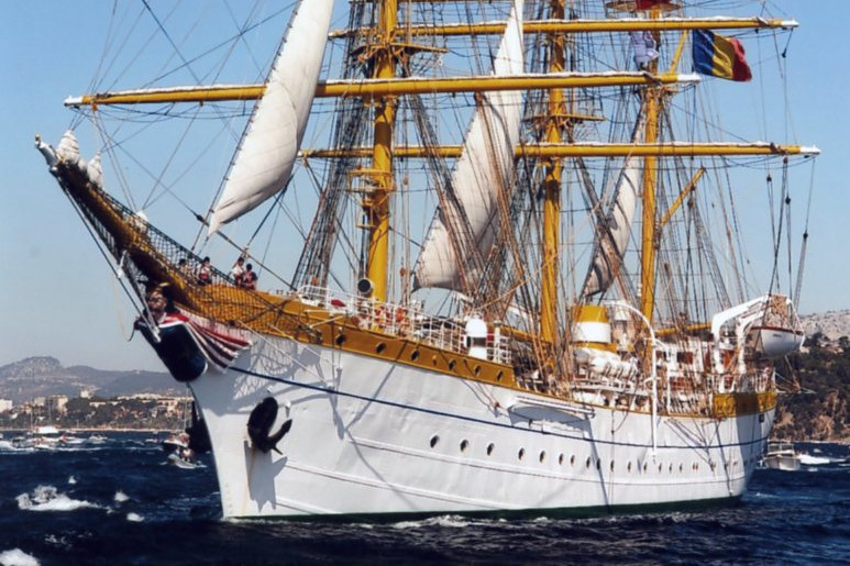 Marinarii depun coroane de flori în cinstea eroilor căzuți la datorie Marinarii depun coroane de flori în cinstea eroilor căzuți la datorie