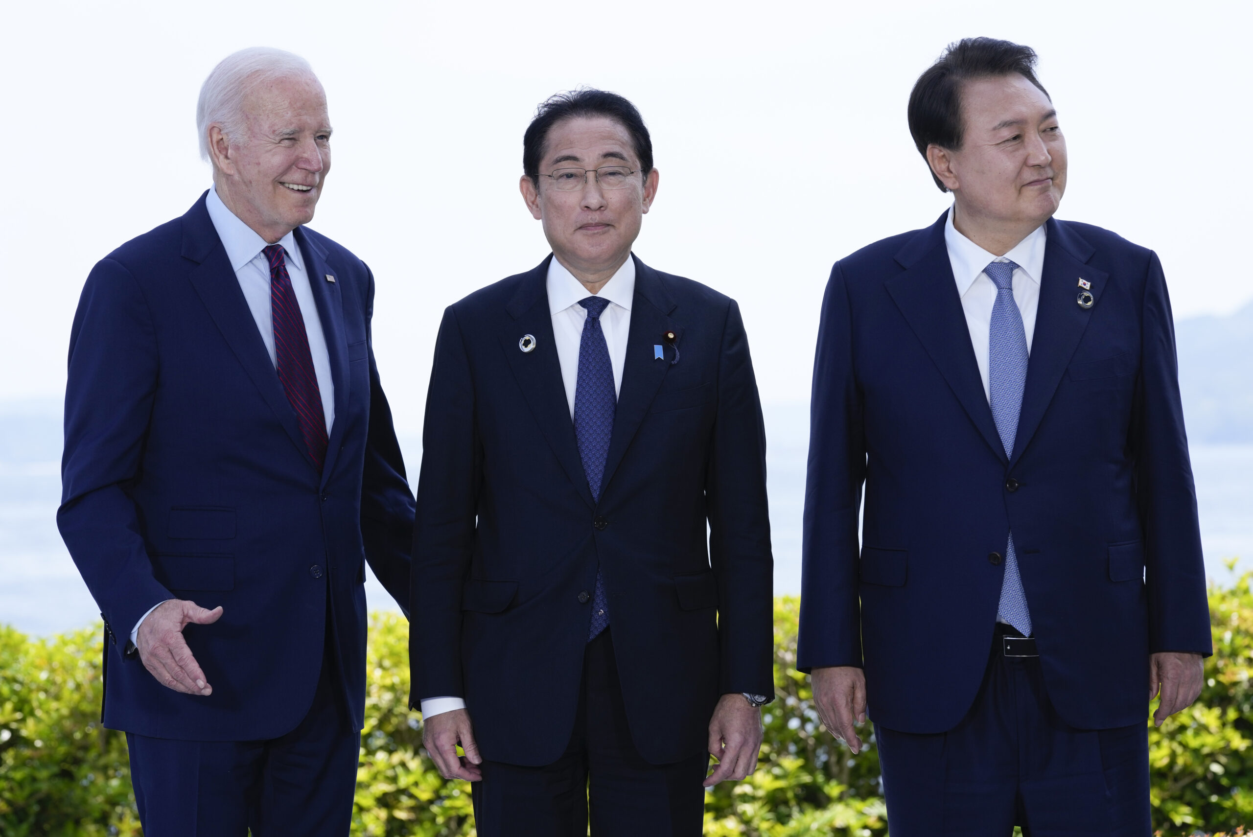 Vechii prieteni leagă relații în fața dușmanilor noi. Joe Biden i-a chemat la Camp David pe liderii Japoniei și Coreei de Sud