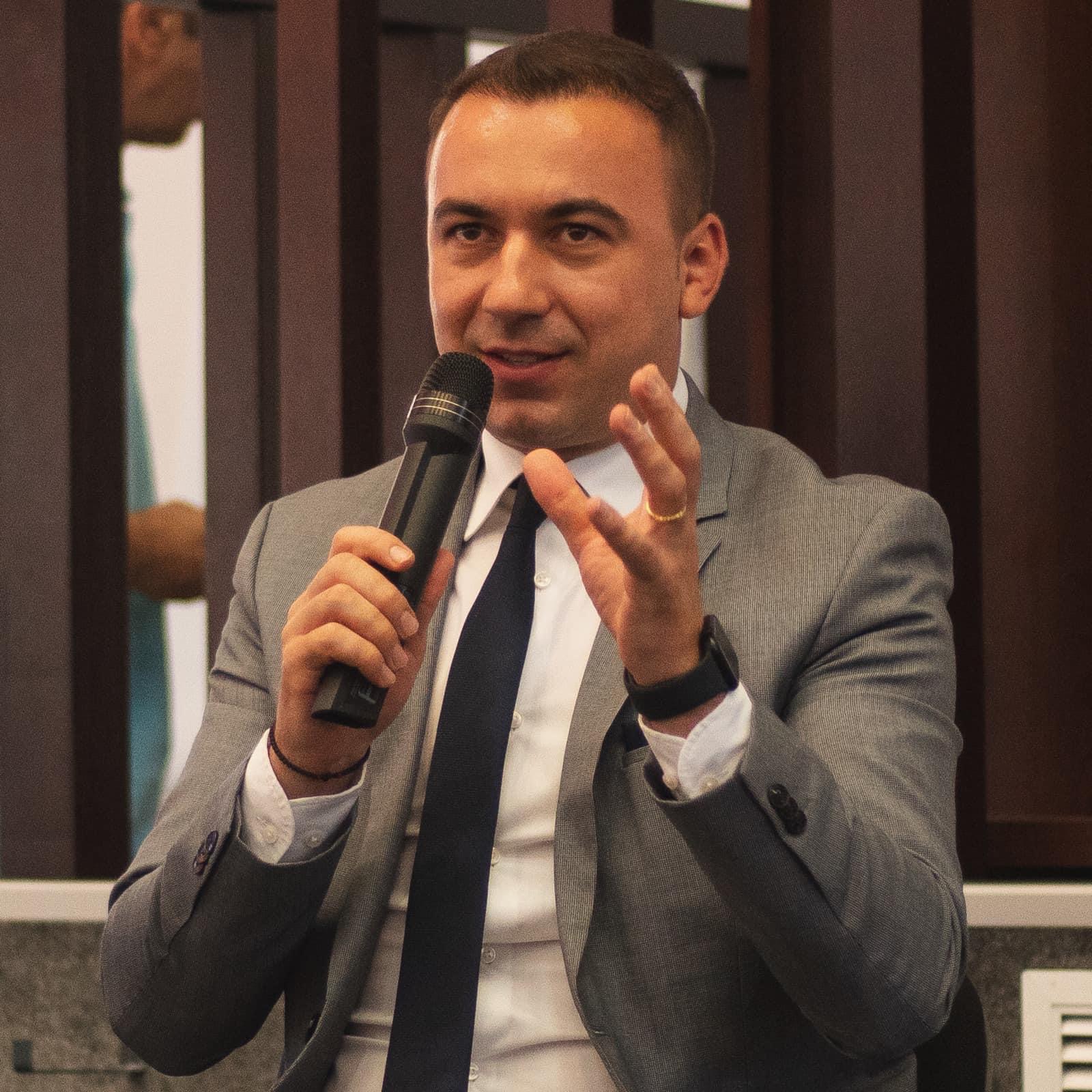 Ministrul Bogdan Ivan anunță că va lua o decizie privind situația de la Poșta Română în septembrie