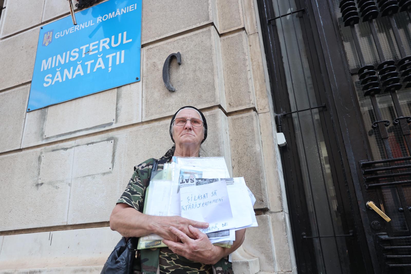 1000 de membri AUR strigă „demisia, Rafila”, în fața ministerului Sănătății. Alexandru Rafila spune că vaccinarea NU devine obligatorie 1000 de membri AUR strigă „demisia, Rafila”, în fața ministerului Sănătății. Alexandru Rafila spune că vaccinarea NU devine obligatorie