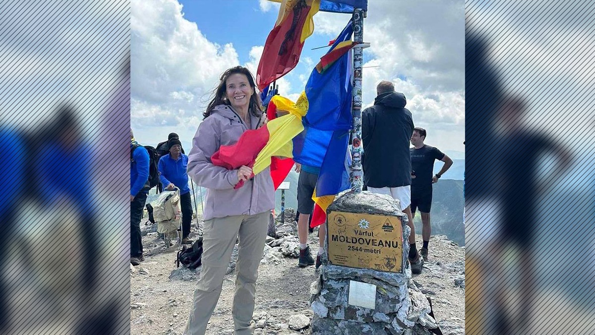 Carmen și Klaus Iohannis, baie de mulțime pe Vârful Moldoveanu. Ce sportiv celebru trecea întâmplător pe acolo Carmen și Klaus Iohannis, baie de mulțime pe Vârful Moldoveanu. Ce sportiv celebru trecea întâmplător pe acolo