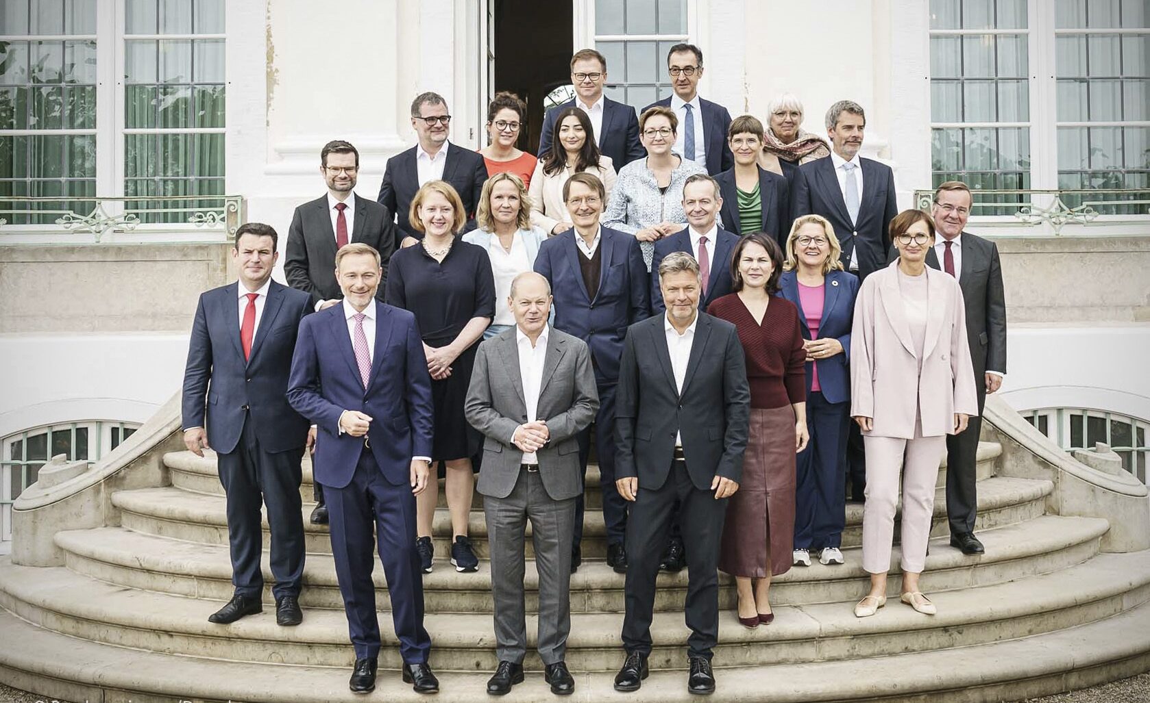 Cum iese Germania din RECESIUNE? Olaf Scholz și-a dus guvernul în teambuilding unde s-a decis încurajarea investițiilor și scutirea de taxe Cum iese Germania din RECESIUNE? Olaf Scholz și-a dus guvernul în teambuilding unde s-a decis încurajarea investițiilor și scutirea de taxe