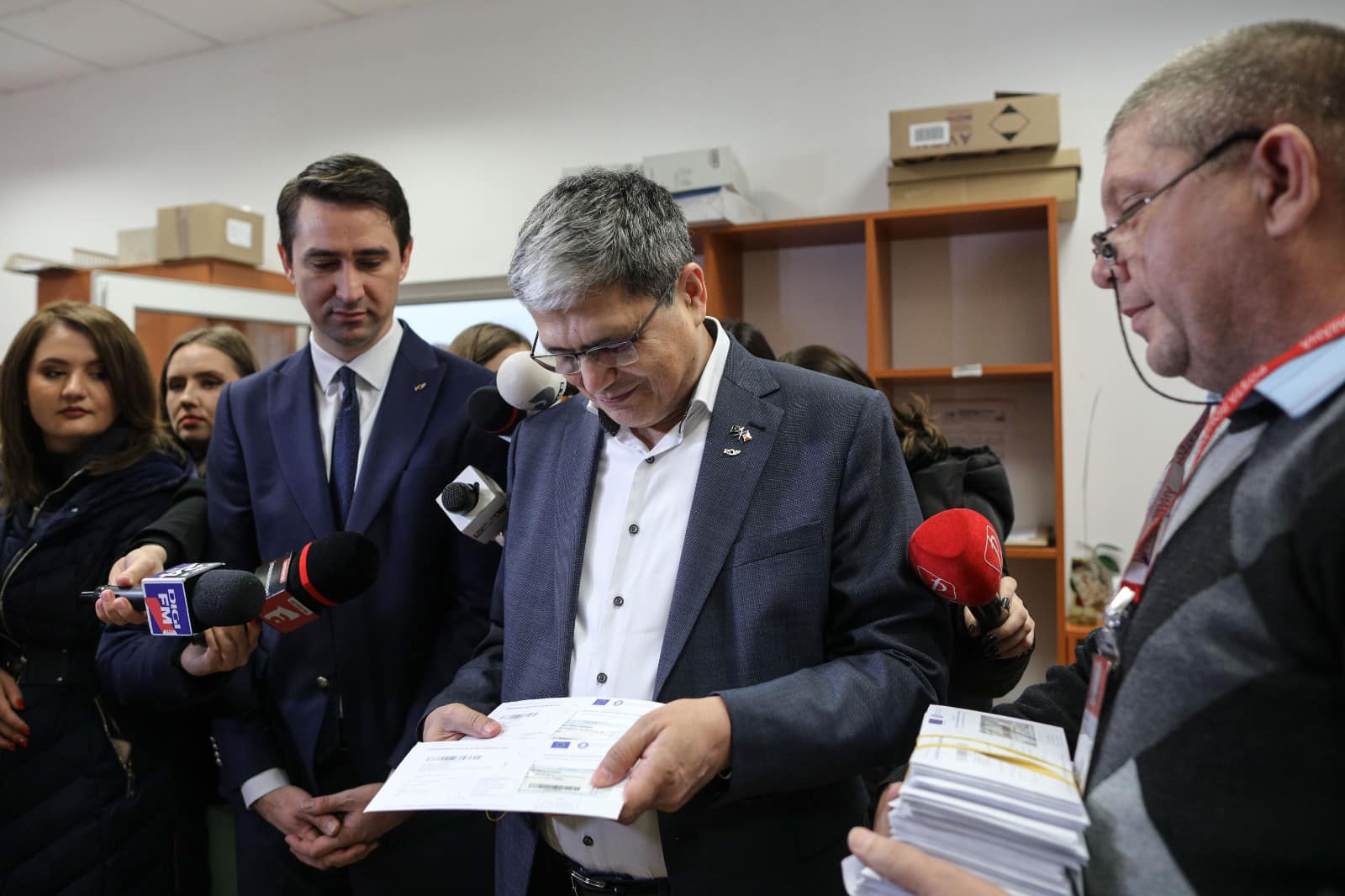 Ministrul Boloș anunță că aproximativ 2 milioane de gospodării vor primi 700 de lei să achite facturile la utilități în sezonul rece Ministrul Boloș anunță că aproximativ 2 milioane de gospodării vor primi 700 de lei să achite facturile la utilități în sezonul rece