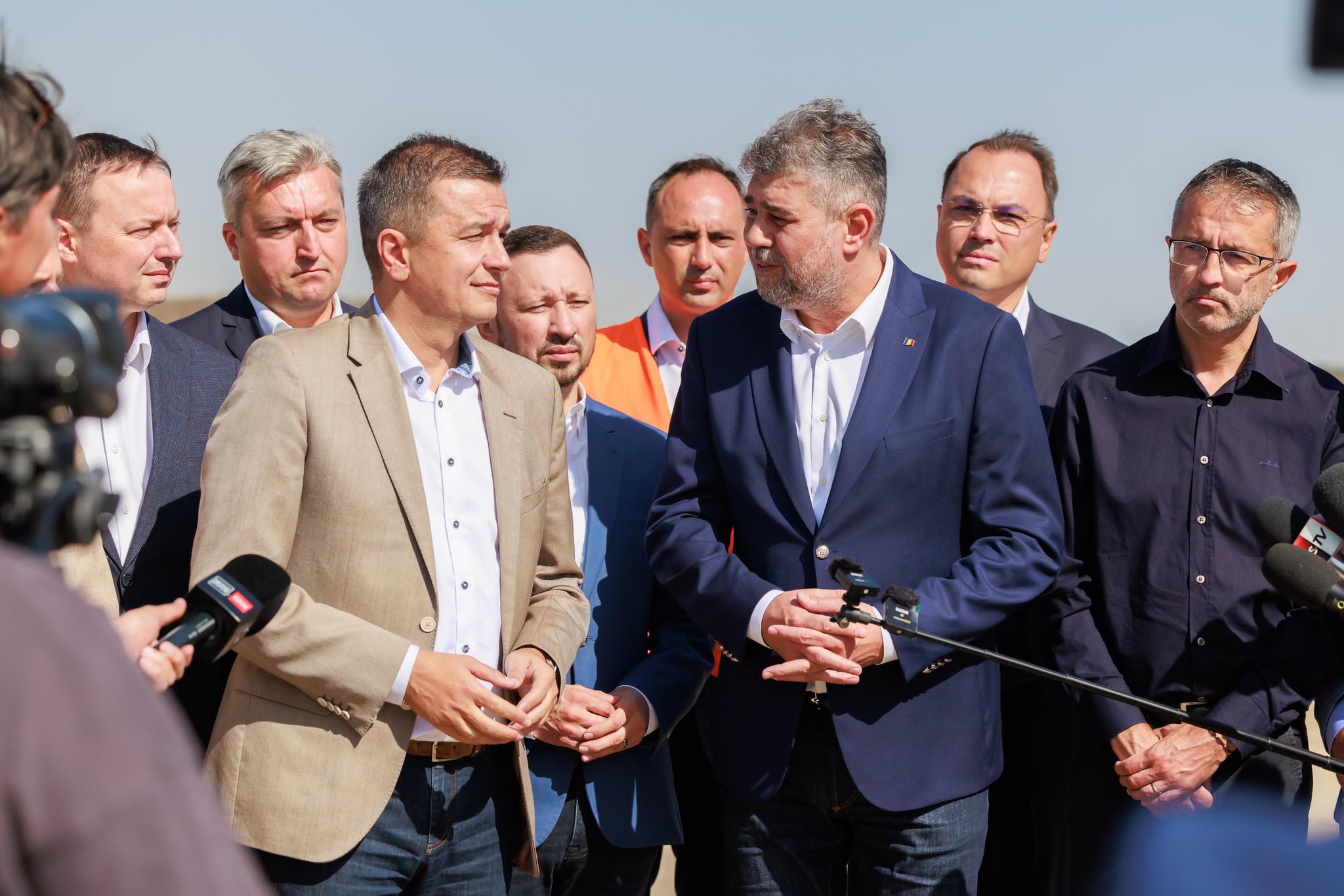 Ministrul Transporturilor, Sorin Grindeanu promite că „până la finalul anului viitor, minim 250 de km de autostradă vor fi daţi în circulaţie”