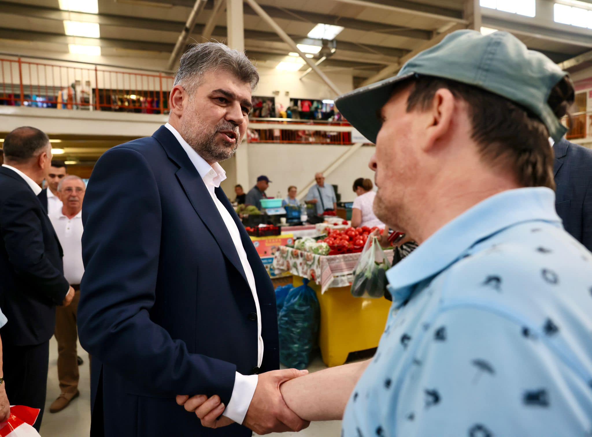 Premierul Marcel Ciolacu a dat mâna cu oamenii în piața din Deva