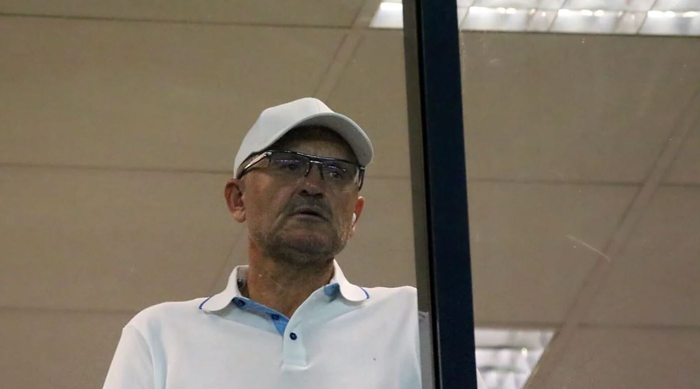Ce siglă nouă a purtat Adrian Mititelu pe şapcă şi tricou! Patronul FC U Craiova a afişat emblema care poate deveni noua identitate pentru fani