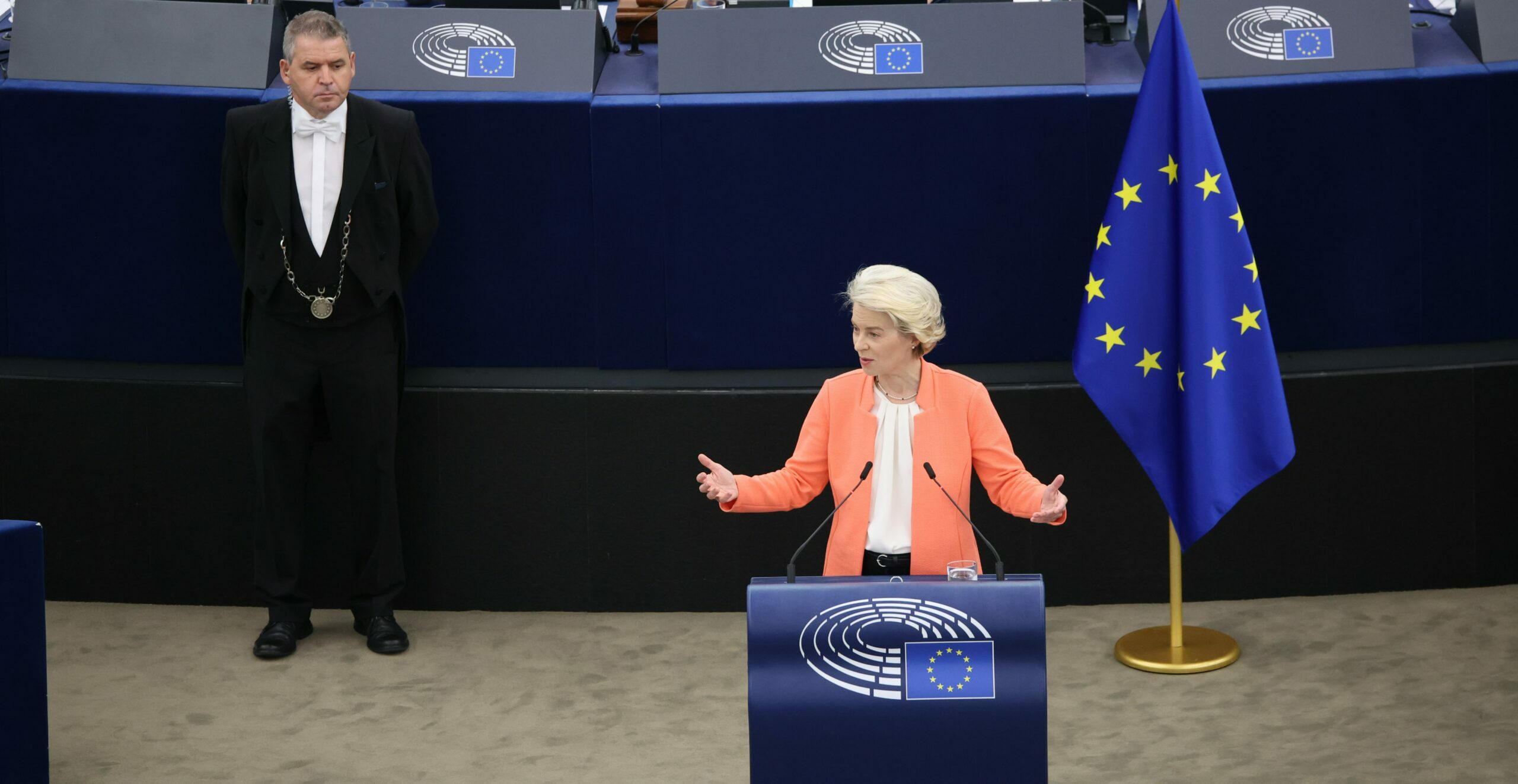 Comisia Europeană face investigații antisubvenție privind EV-urile din China, dar păstrează liile de comunicare cu Beijingul