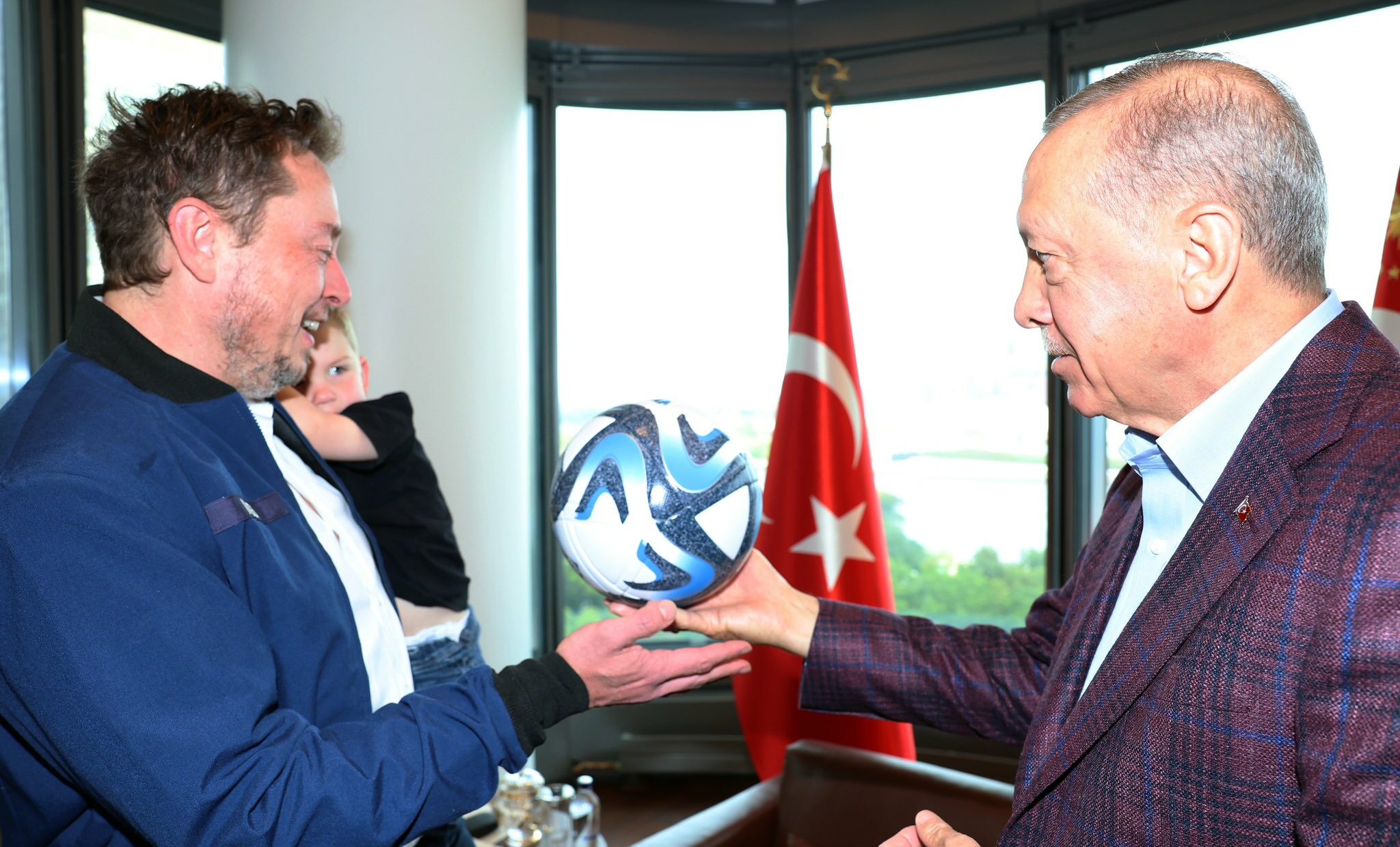 Elon Musk a mers cu băiețelul său la întâlnirea cu președintele Turciei. Erdoğan îl curtează pe Musk să investească în Turcia