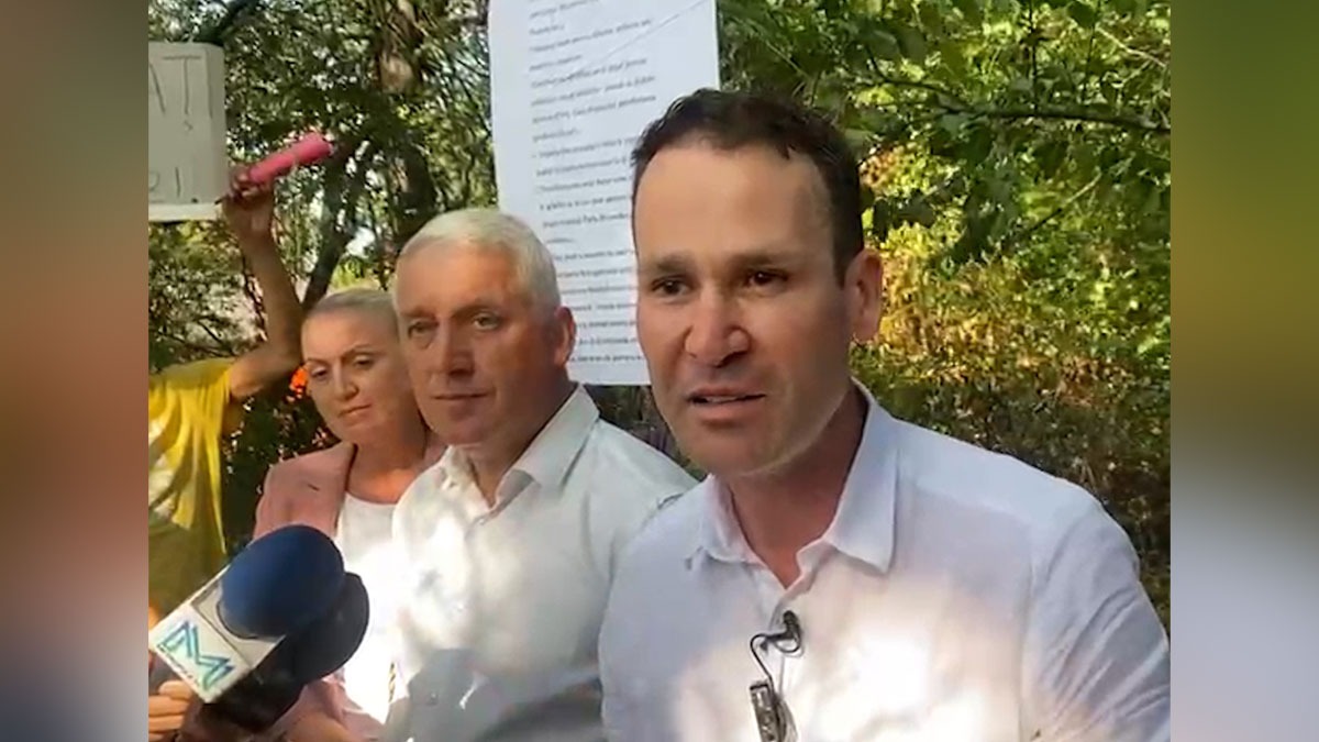 Robert Negoiță a venit să discute cu cetățenii în Parcul IOR. Nicușor Dan nu a dat curs invitației edilului Sectorului 3