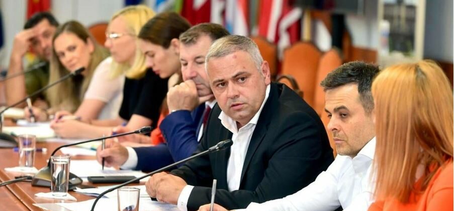 Florin Barbu a prezentat conducerii PSD planul de reoganizare a ministerului. Marcel Ciolacu îi asteaptă si pe ceilalți ministri