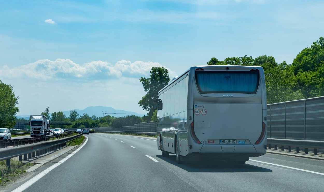 Un pensionar a devenit îngerul păzitor pentru 32 de pasageri ai unui autocar scăpat de sub control. Șoferul a leșinat la volan Un pensionar a devenit îngerul păzitor pentru 32 de pasageri ai unui autocar scăpat de sub control. Șoferul a leșinat la volan