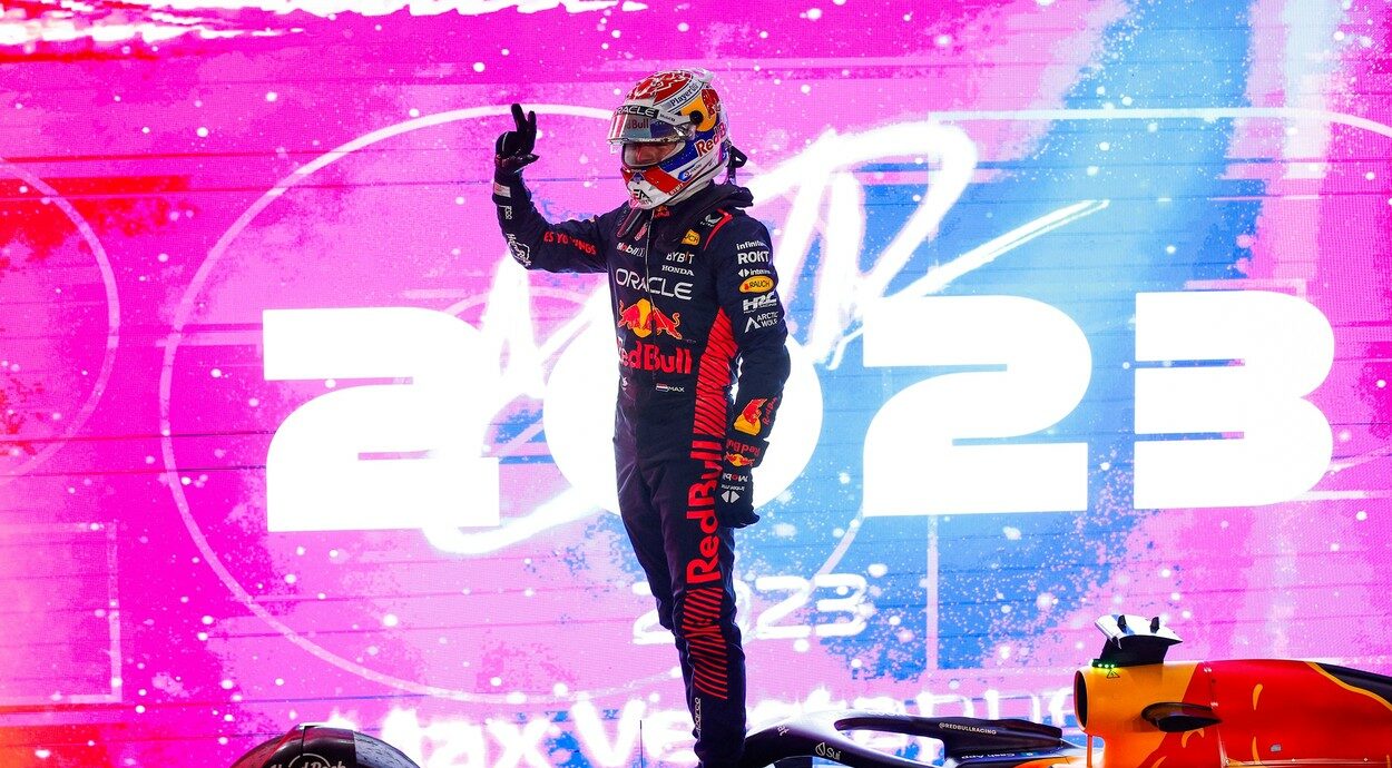 Max Verstappen a câștigat al treilea titlu mondial consecutiv în Formula 1! I-a egalat recordul lui Michael Schumacher Max Verstappen a câștigat al treilea titlu mondial consecutiv în Formula 1! I-a egalat recordul lui Michael Schumacher