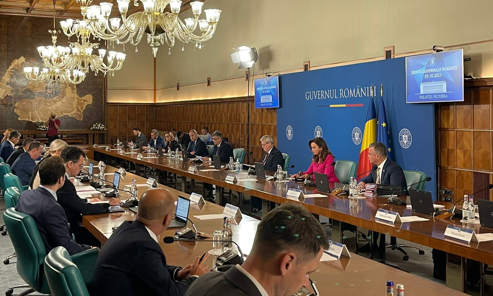 Se pune lacăt pe cheltuielile de la stat. De unde face Guvernul rost de bani, pe ultima sută de metri? Se pune lacăt pe cheltuielile de la stat. De unde face Guvernul rost de bani, pe ultima sută de metri?
