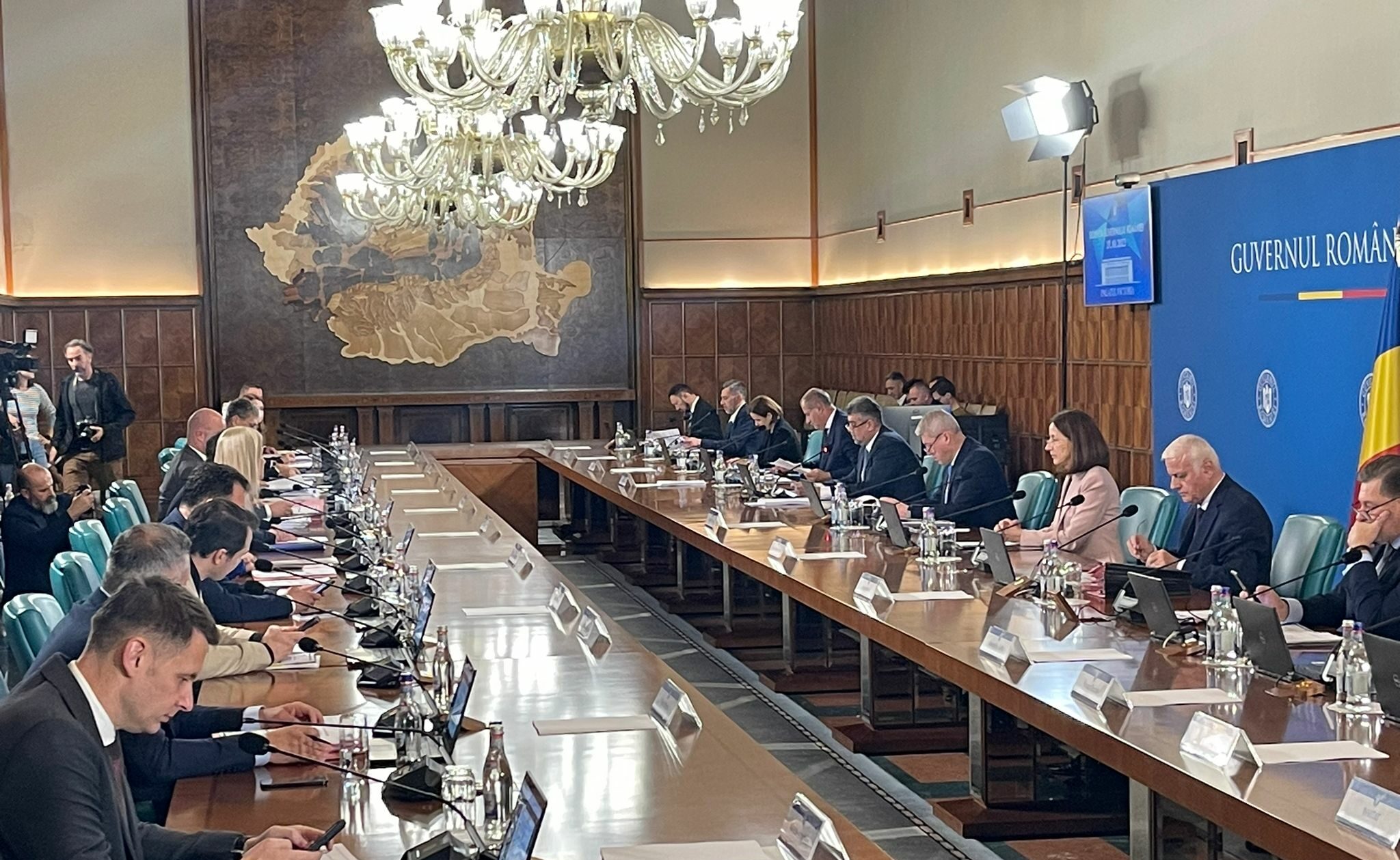 Guvernul taie cheltuielile la stat și dă bani primăriilor din Trezorerie / Ciolacu: Statul trebuie să fie primul care face economii