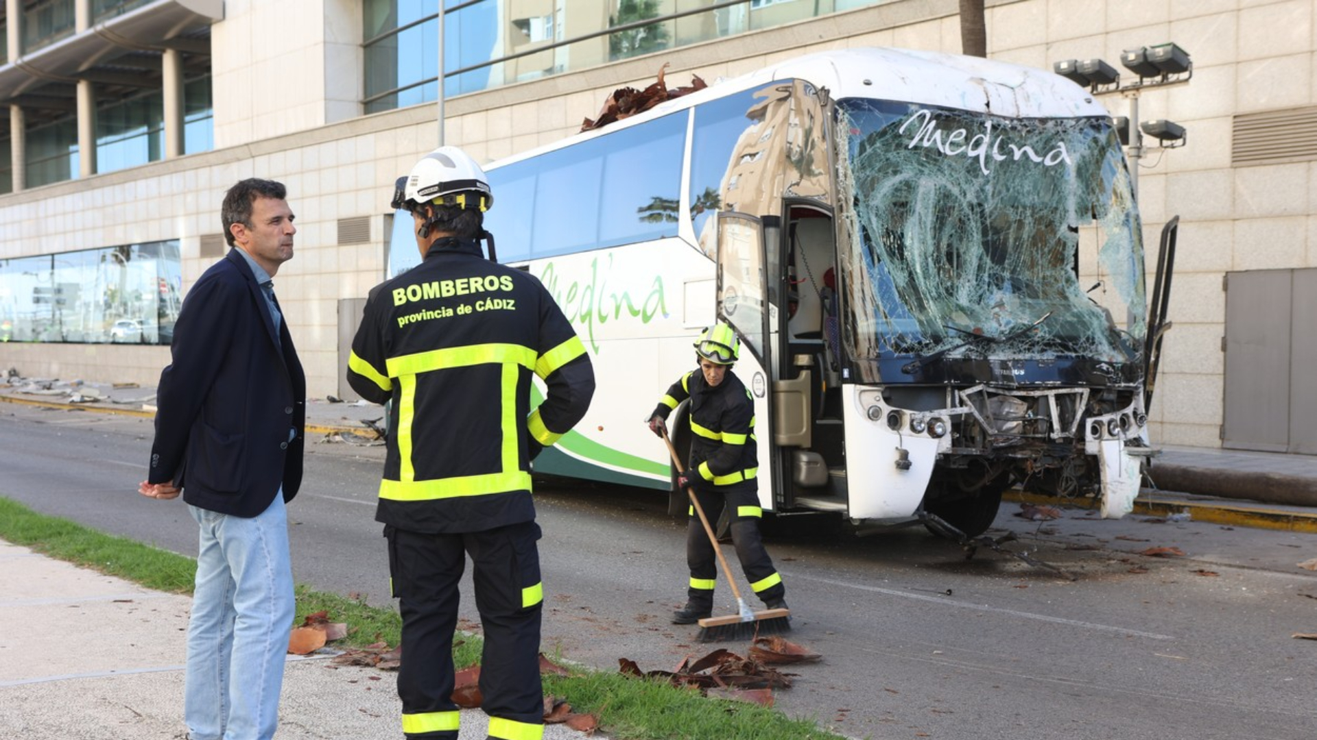 Trei persoane au murit după ce un autocar a scăpat de sub control