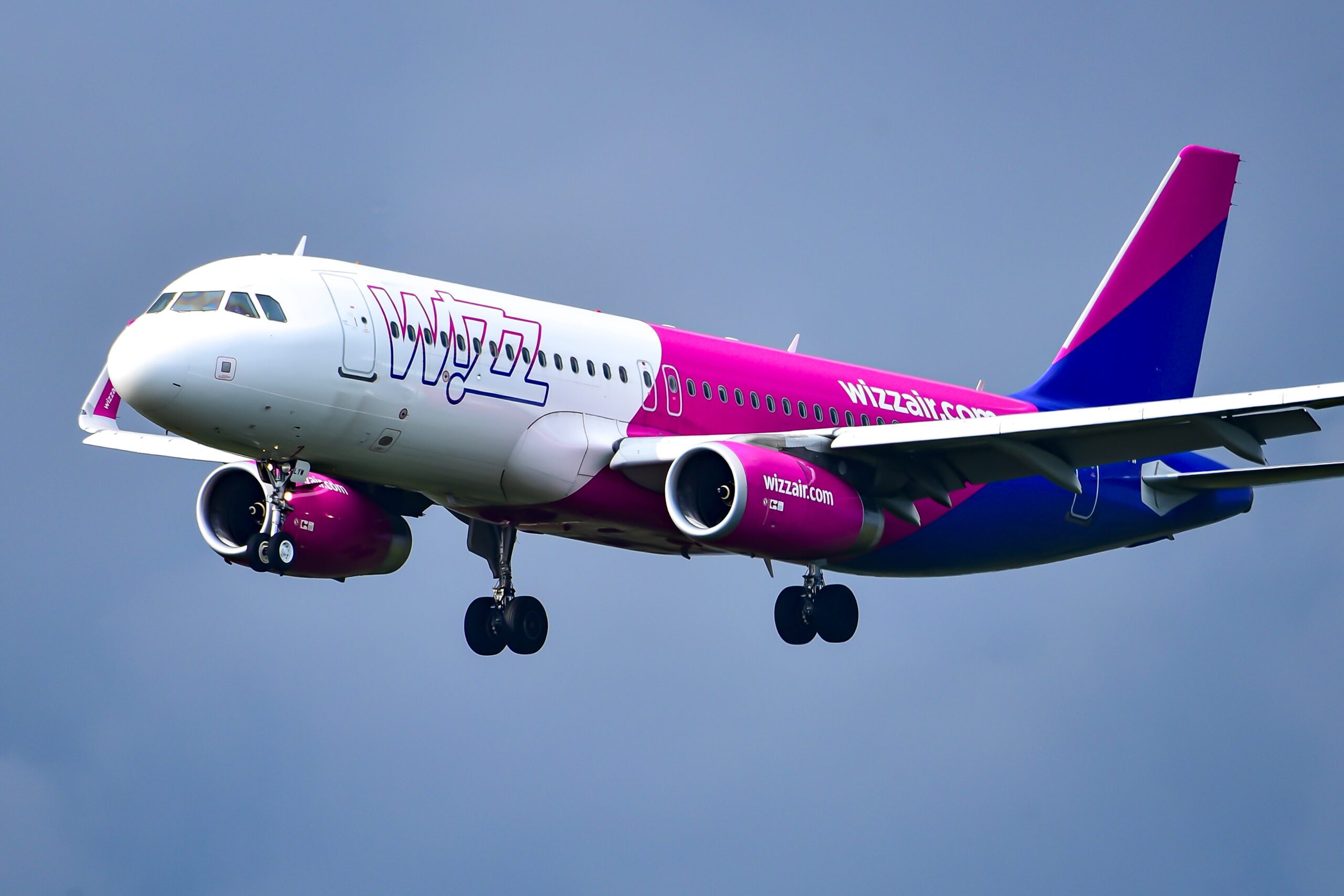Un român beat a rupt ușa unui avion WizzAir care urma să decoleze spre București. 224 de pasageri au așteptat ore bune pentru a ajunge în țară