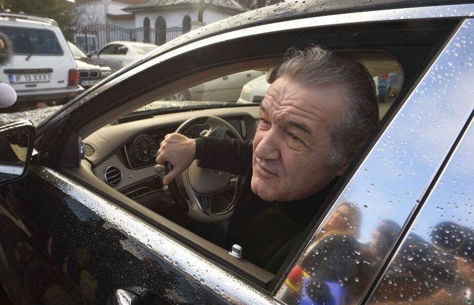 Episod fabulos cu Gigi Becali. „Stătea în rond la Universitate”