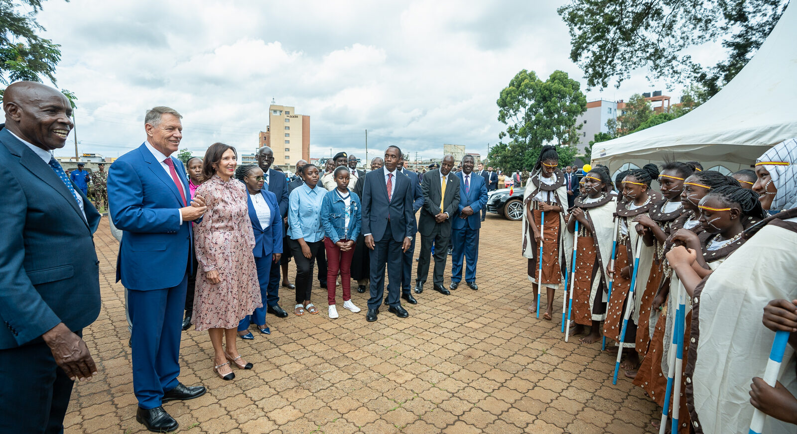 Klaus Iohannis duce „dezvoltarea” într-o școală din Kenya / Președintele României a vizitat un liceu de fete