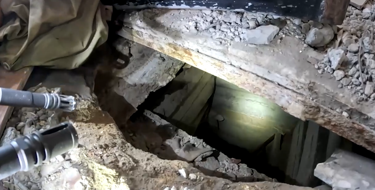 Imagini cu armata israeliană pătrunzând în tunelurile Hamas din Gaza/ Traseul trecea prin sufrageria unei locuințe