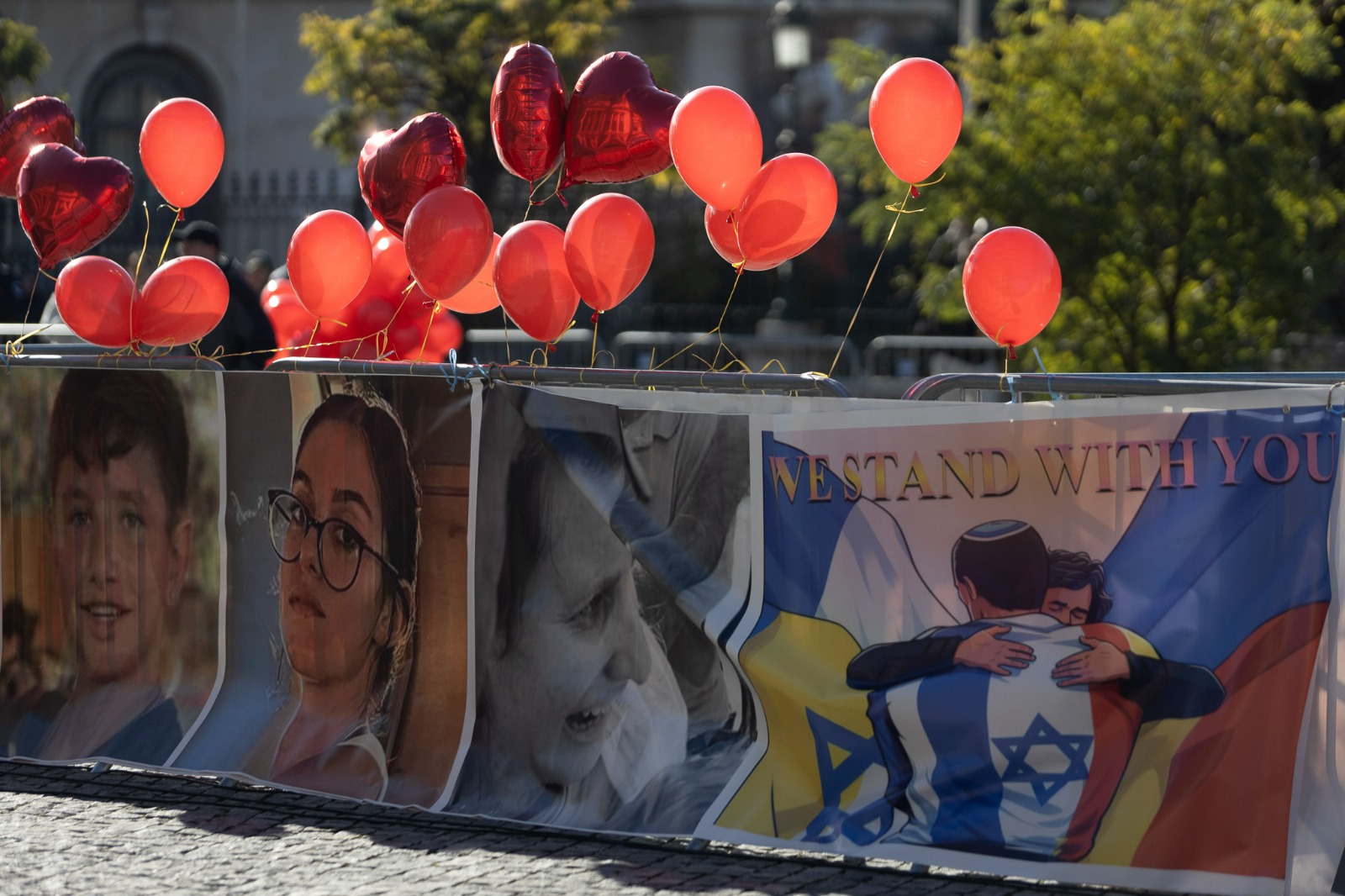 Hamas a început să PREDEA Crucii Roşii ostatici israelieni. Imagini emoționante: ”Mama s-a întors!”