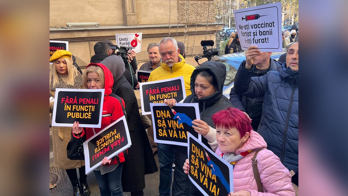 Protest cu cătușe roz la ușa lui Vlad Voiculescu / Mihai Enache (AUR): Au devalizat bugetul în pandemie