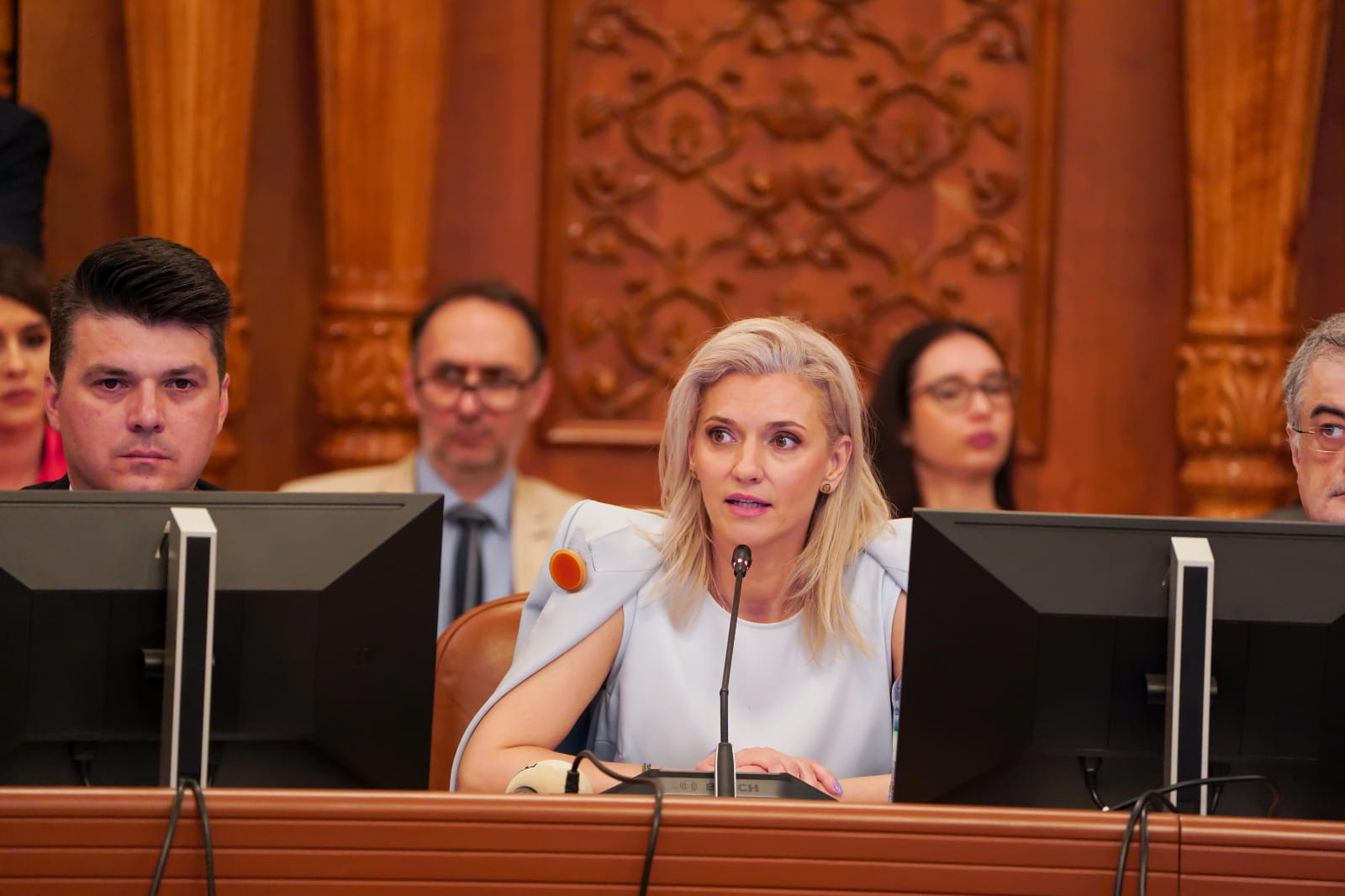 Migrația parlamentară, interzisă prin Constituție. Aleșii care schimbă barca, trebuie să-și piardă fotoliul, zice ministrul