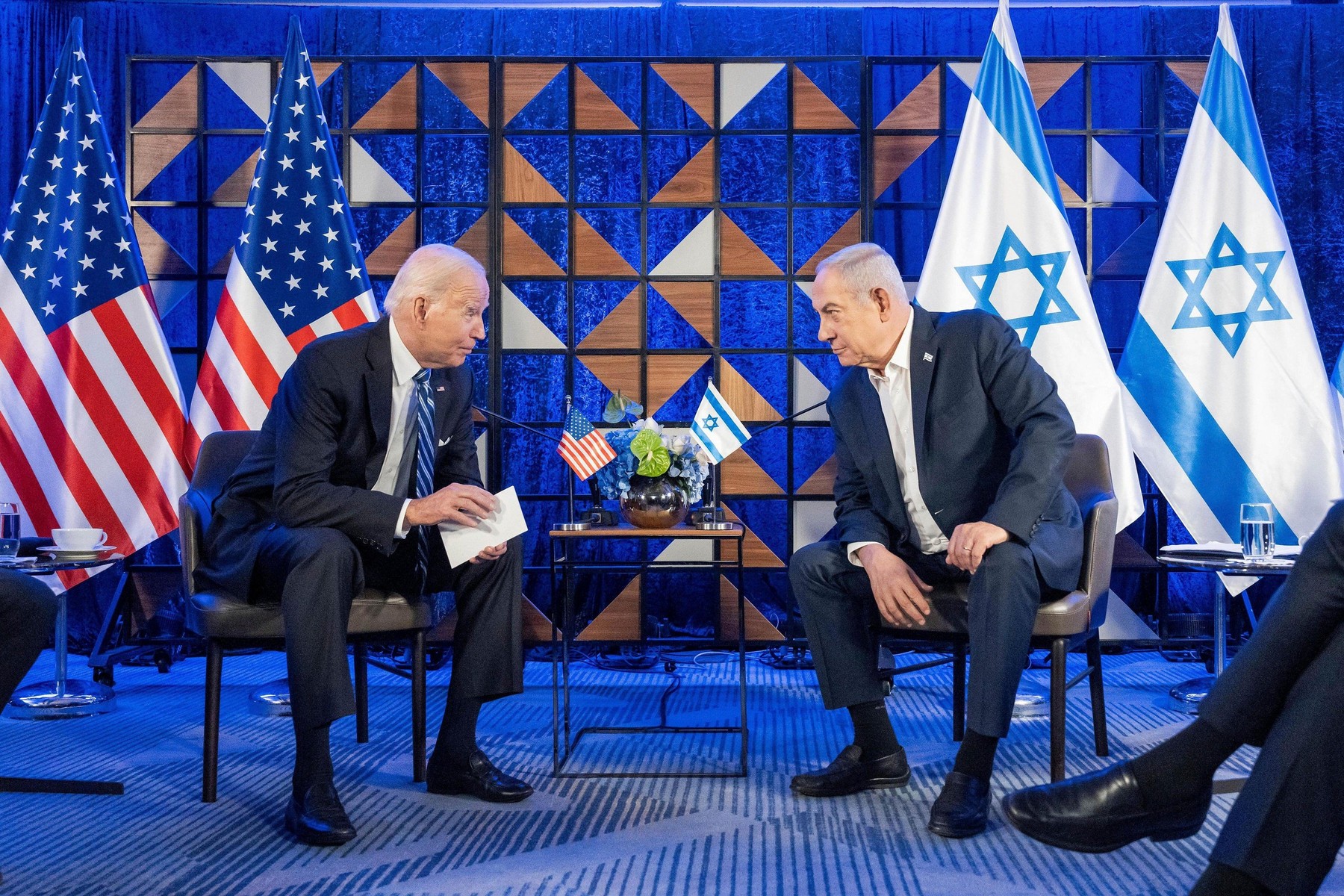 Netanyahu denunță ”axa terorismului” condusă de Iran / Biden îi cere premierului Israelului să întrerupă bombardamentele asupra Fâșiei Gaza Netanyahu denunță ”axa terorismului” condusă de Iran / Biden îi cere premierului Israelului să întrerupă bombardamentele asupra Fâșiei Gaza