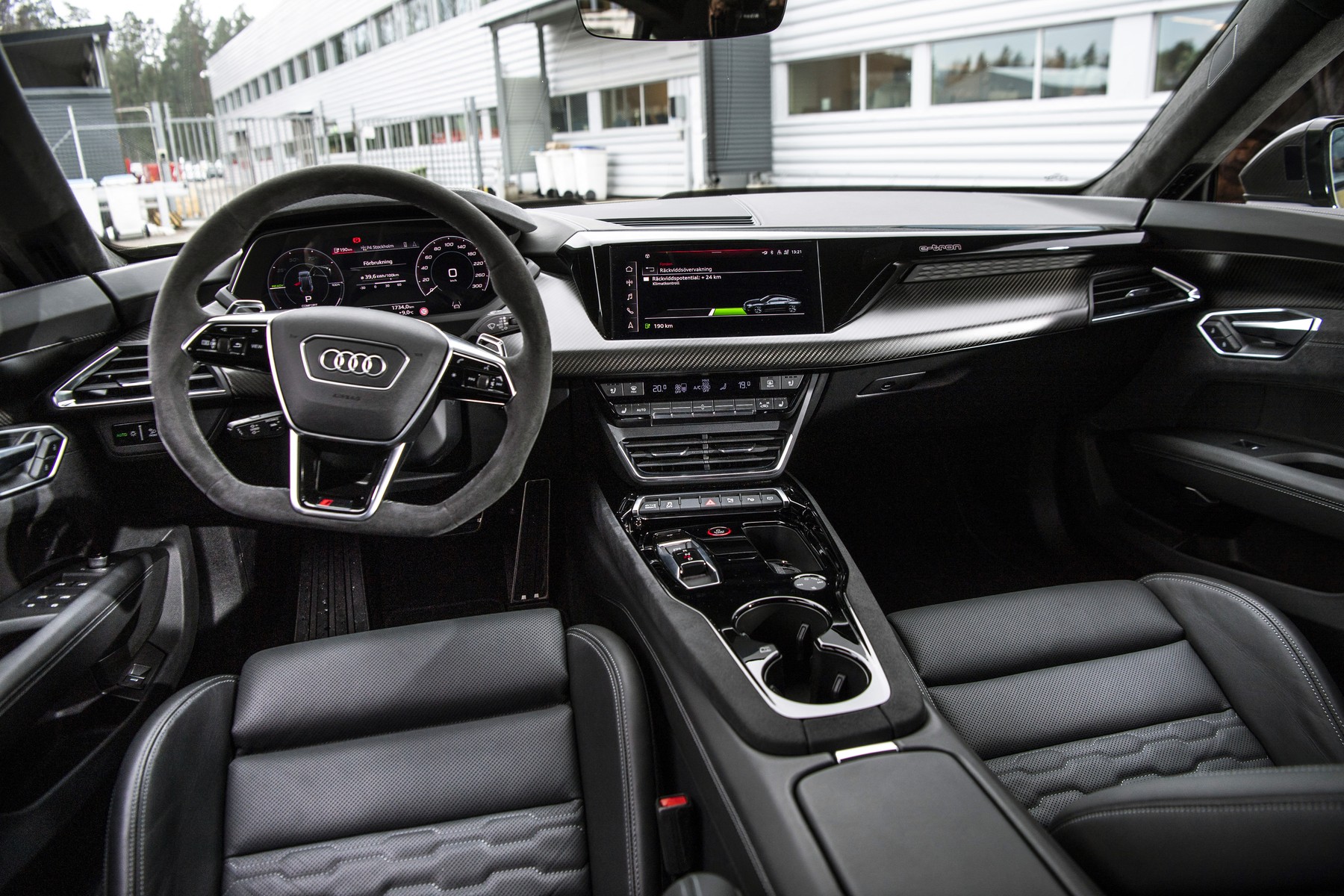 Un milionar celebru din România a lăsat în garaj două mașini de peste 10 ani