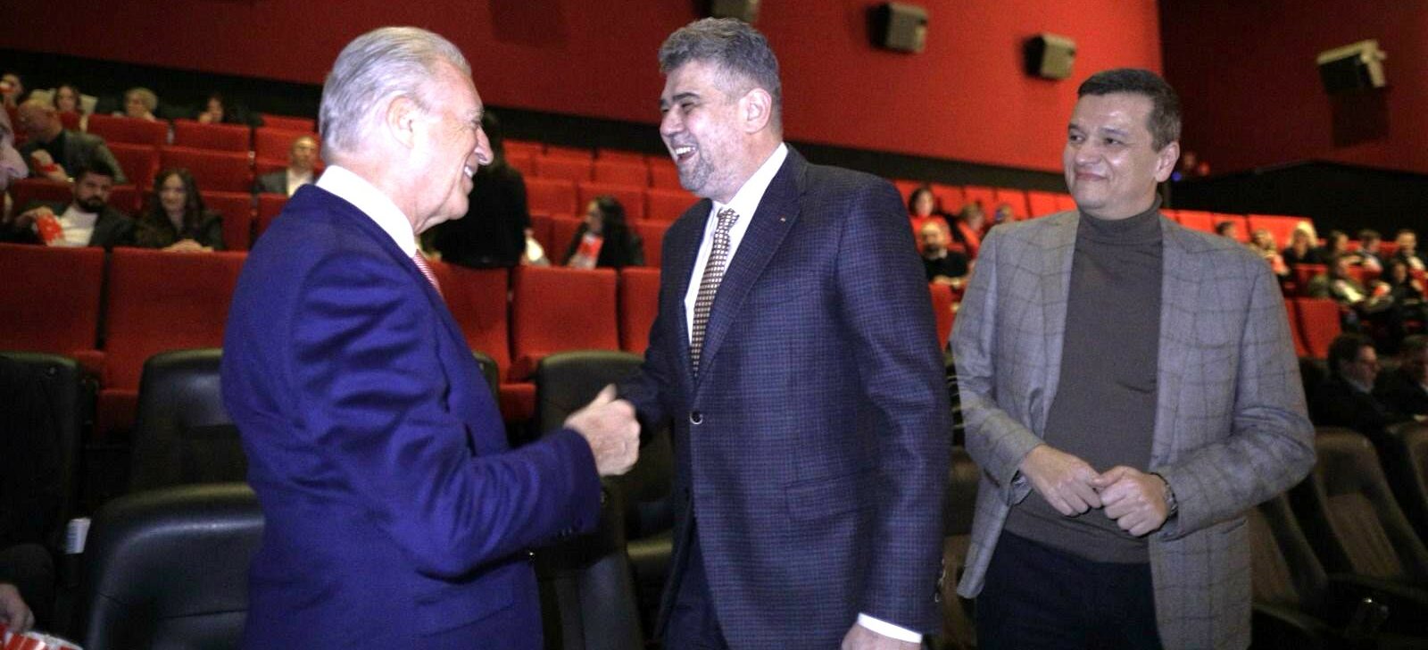 Marcel Ciolacu a fost la proiecția filmului „FERRARI” și a dat mâna cu Piero Ferrari / Secretul din spatele cravatei premierului
