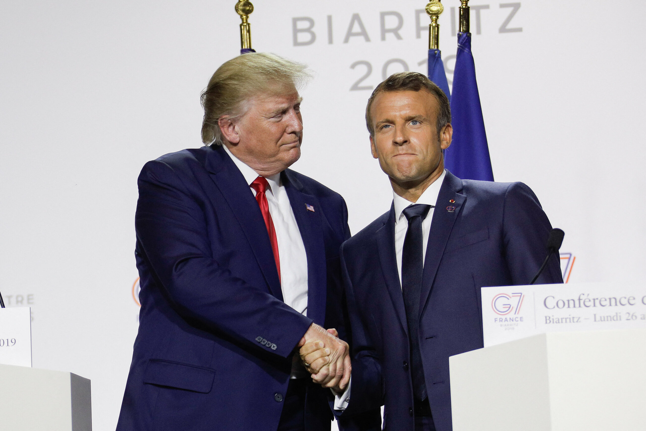 „No, no, no, Donald!” / Trump îl imită pe Macron în campania din Iowa