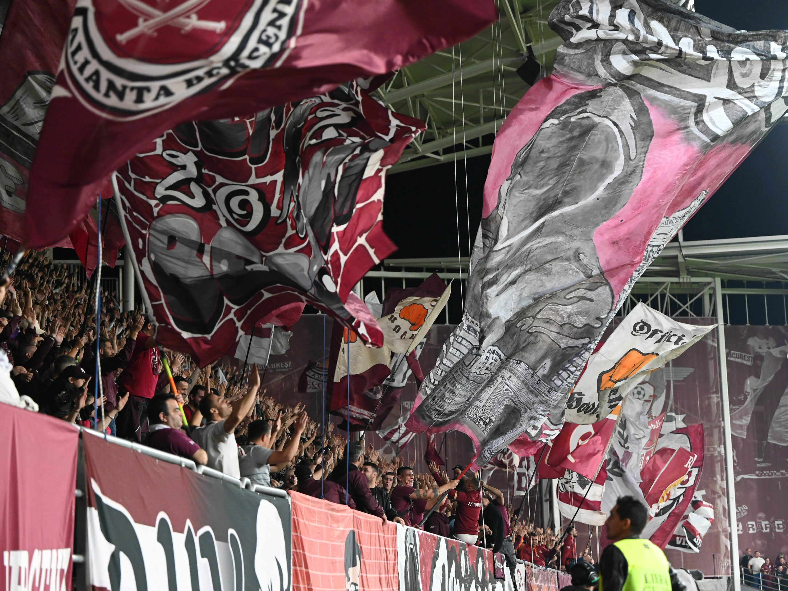 Cutremur în Liga 1. Rapid nu se prezintă la derby-ul cu Dinamo şi va pierde meciul cu 3-0 la masa verde, în spirit de solidaritate cu fanii în scandalul biletelor!