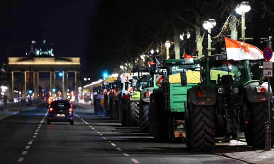 Fermierii germani blochează drumurile pentru a protesta împotriva reducerii subvenției la motorină Fermierii germani blochează drumurile pentru a protesta împotriva reducerii subvenției la motorină