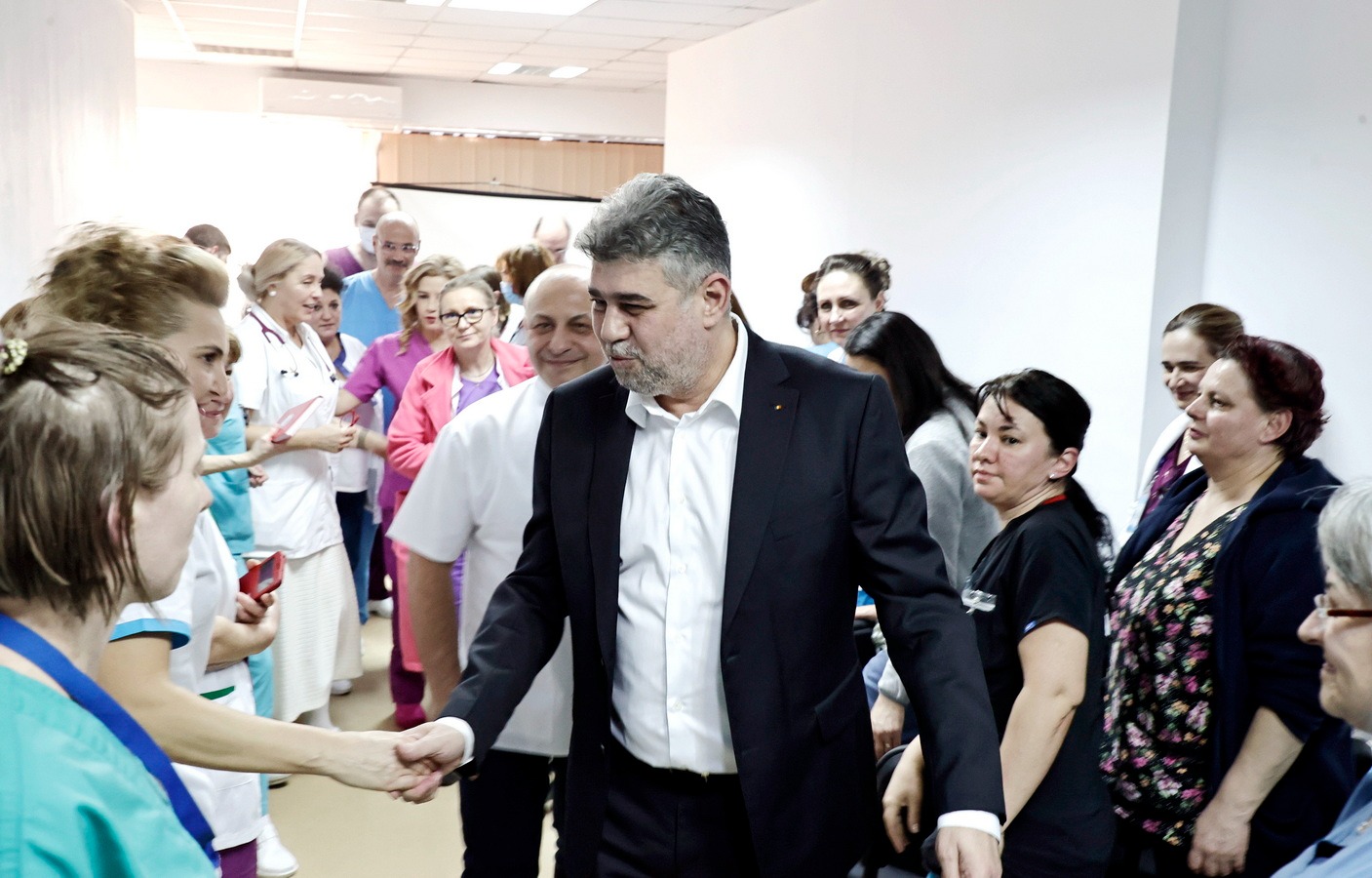Premierul Ciolacu, VIZITĂ neașteptată la Spitalul Universitar. Care este MIZA, înainte de întâlnirea cu liderii Sanitas