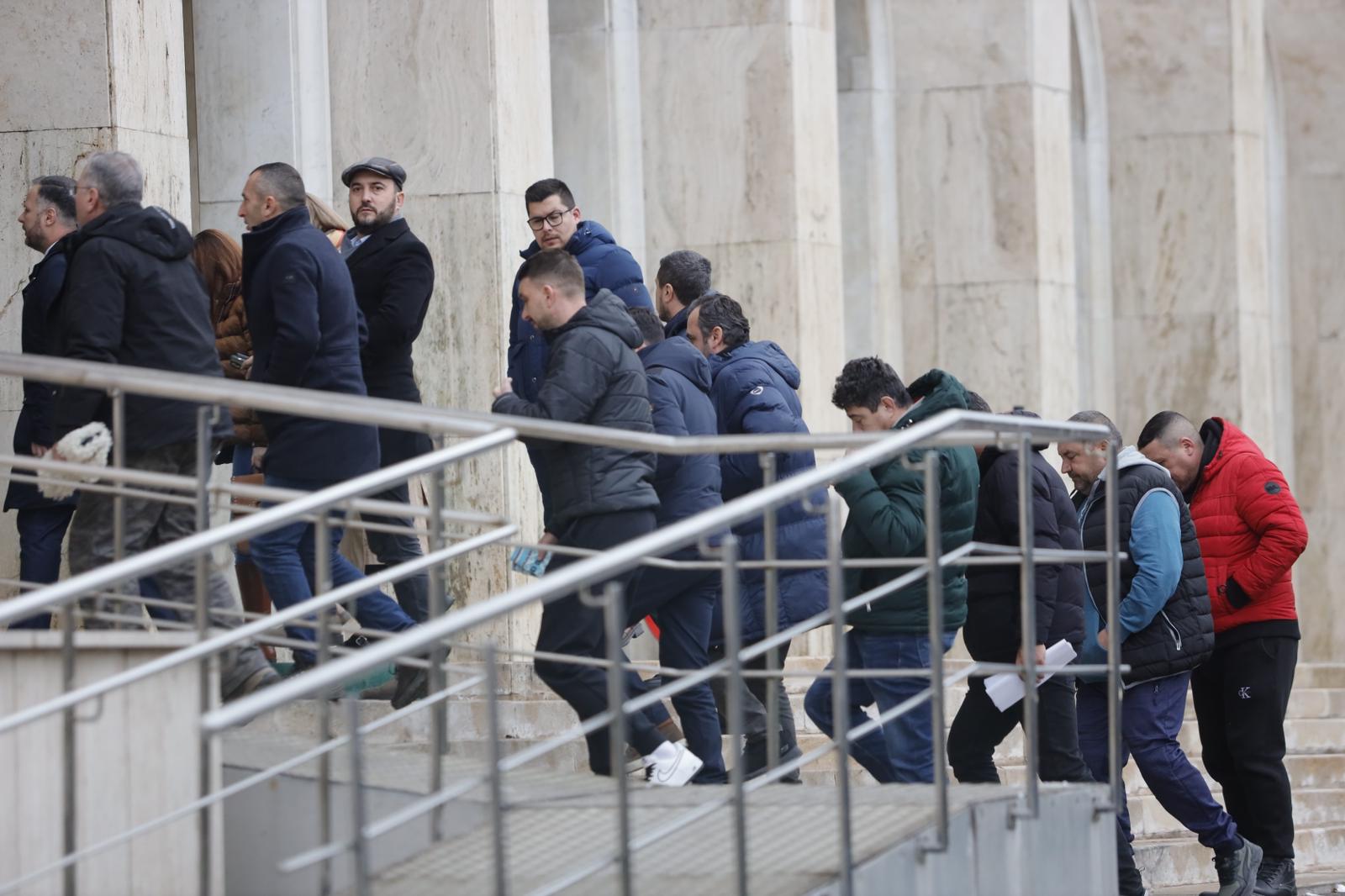 Consultări între reprezentanţii Guvernului cu cei ai transportatorilor şi fermierilor