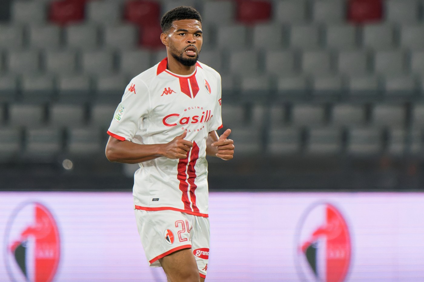 Malcom Edjouma e din nou la un pas de revenirea la FCSB! A luat cea mai mică notă și Bari e posibil să fi luat decizia despre transferul definitiv