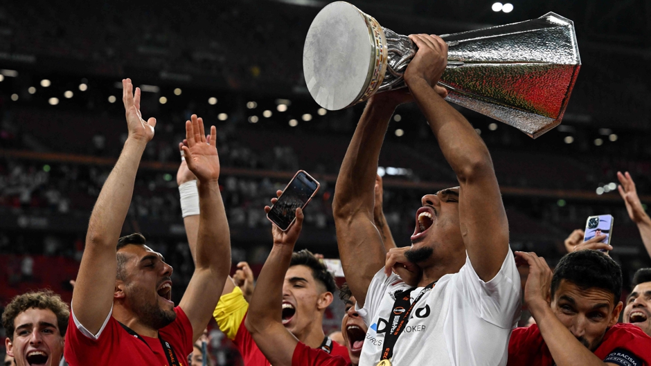 Fotbalistul de 60.000.000 de euro e amenințarea directă pentru Radu Drăgușin! Tottenham vrea să îl transfere direct pe postul românului și jucătorul a recunoscut totul Fotbalistul de 60.000.000 de euro e amenințarea directă pentru Radu Drăgușin! Tottenham vrea să îl transfere direct pe postul românului și jucătorul a recunoscut totul