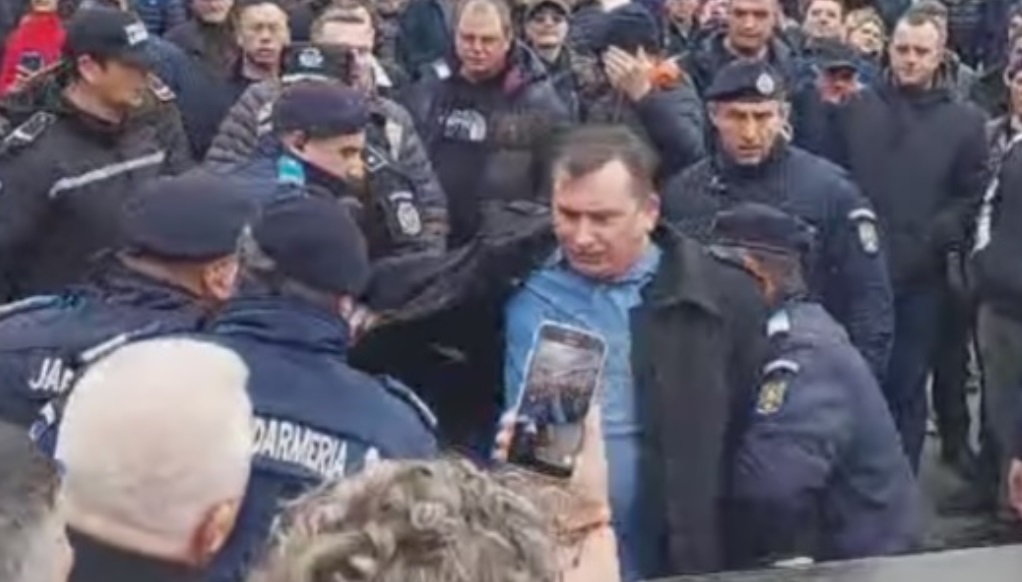 INCIDENT la mitingul anti-extremism organizat de PNL Suceava. Liderul partidului SOS Suceava, scos cu forţa de jandarmi de lângă scenă