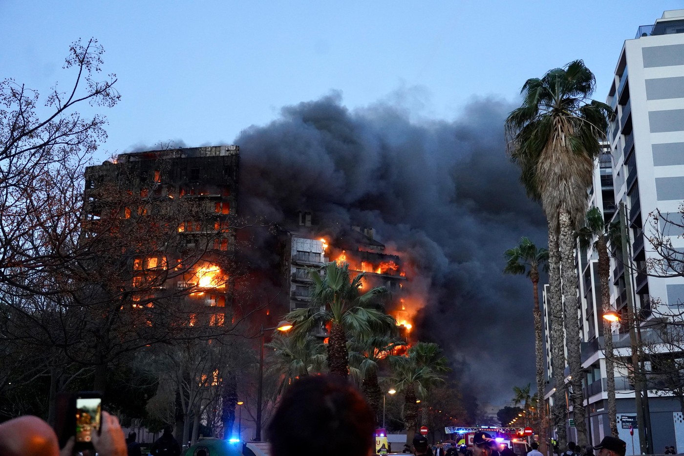 INCENDIU puternic în Valencia, la două blocuri de 14 și 10 etaje
