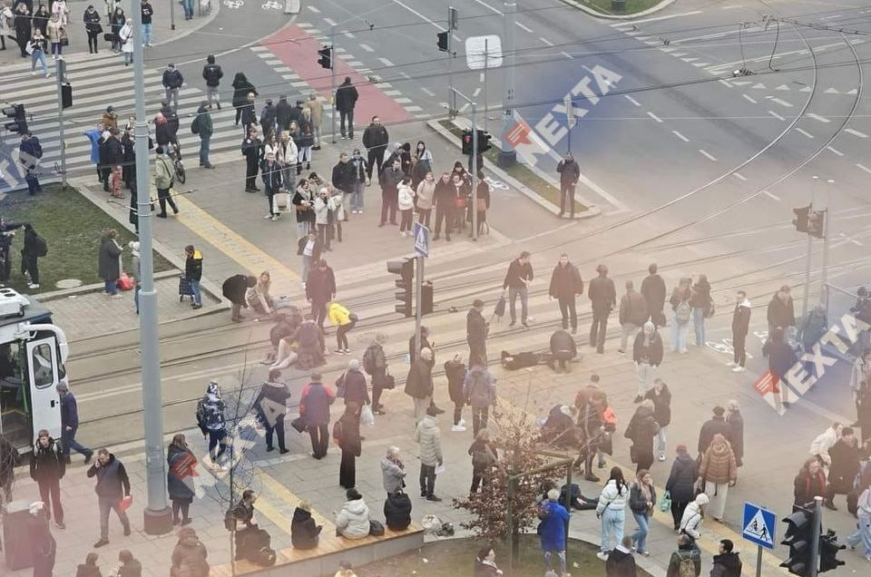 Scene de GROAZĂ în Polonia! O mașină a intrat în plin în oamenii aflați pe o stradă / Cel puțin 17 persoane au fost rănite