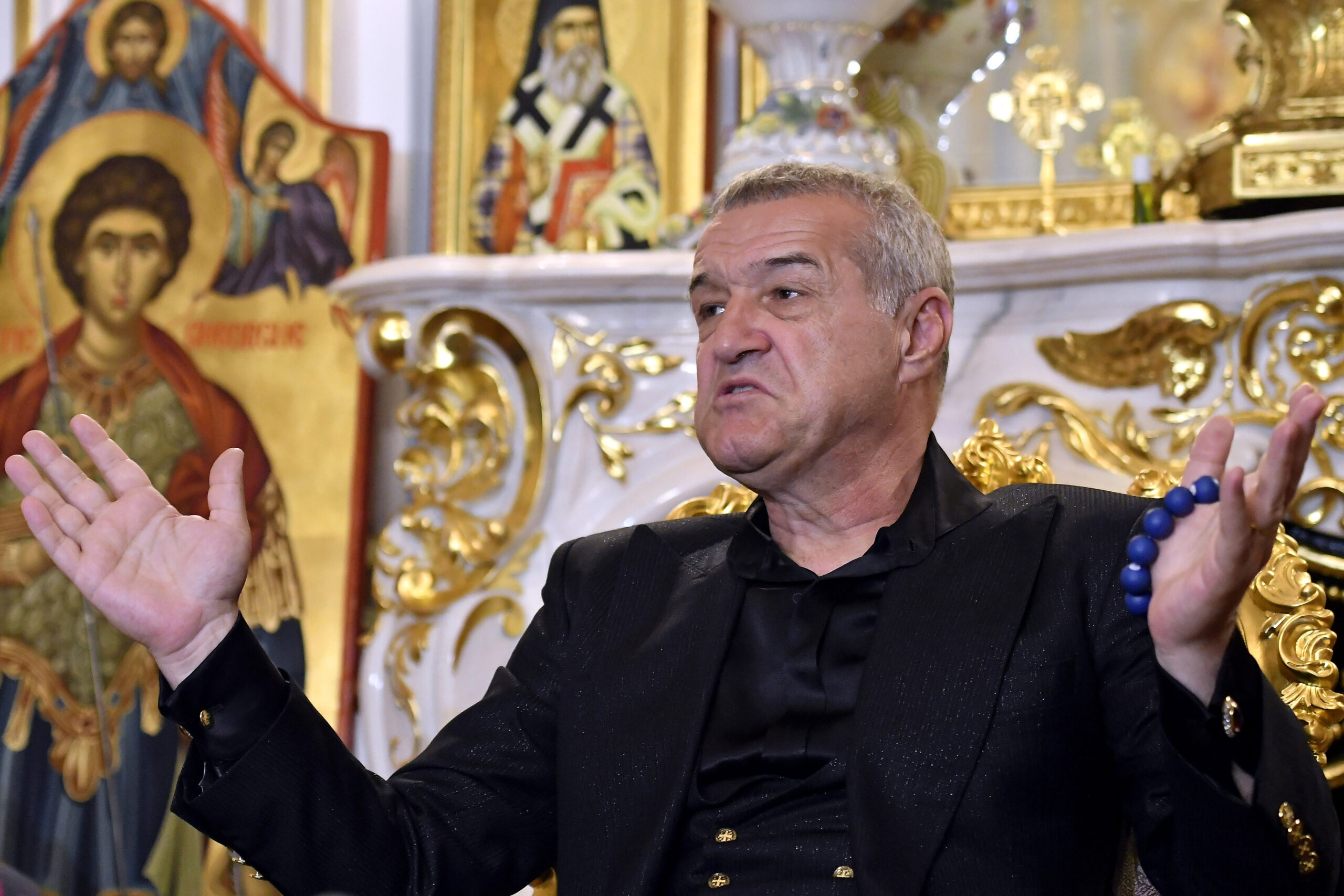 Gigi Becali l-a șocat pe prietenul său milionar când a scos un teanc gros de bani din buzunar și i l-a dat unui necunoscut care i-a cerut ajutorul Gigi Becali l-a șocat pe prietenul său milionar când a scos un teanc gros de bani din buzunar și i l-a dat unui necunoscut care i-a cerut ajutorul