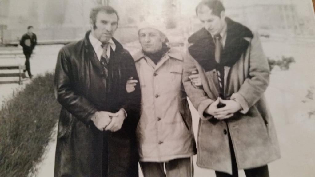 Povestea unei fotografii de aproape 45 de ani cu regretații Titi Teașcă și Tache Macri Povestea unei fotografii de aproape 45 de ani cu regretații Titi Teașcă și Tache Macri