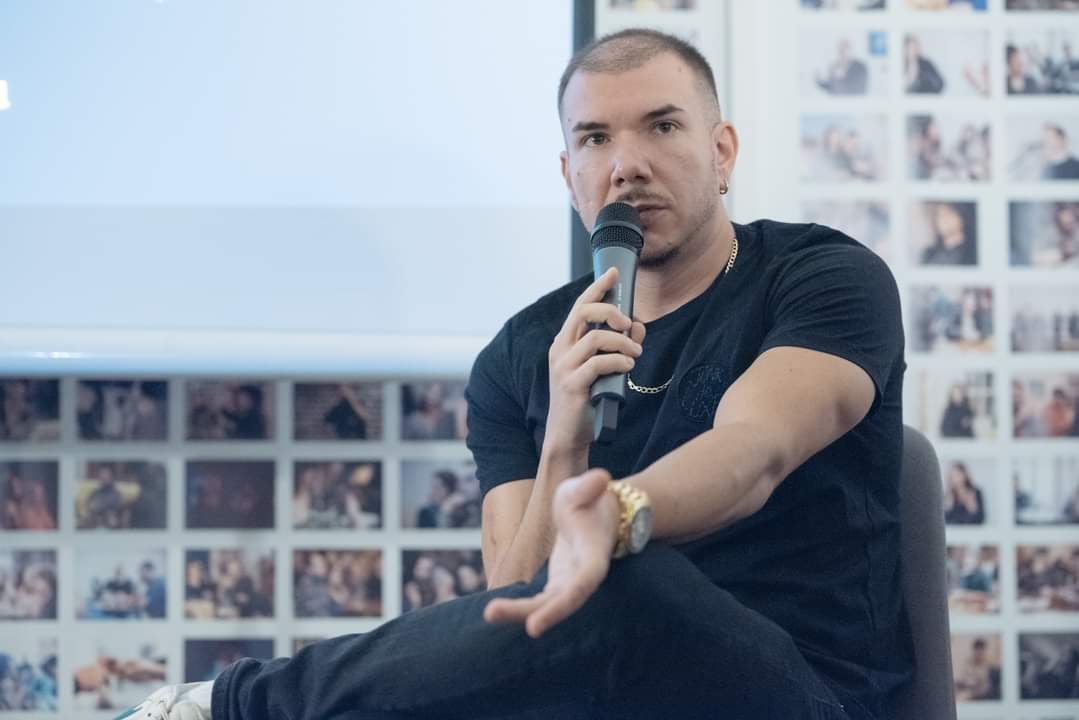 Interviu Cu Fondatorul Unei Edituri Care Promovează Poezia. „Cred Că Poezia Are, Totuși, Un Avantaj. Când E Făcută Cum Trebuie, E Cool”