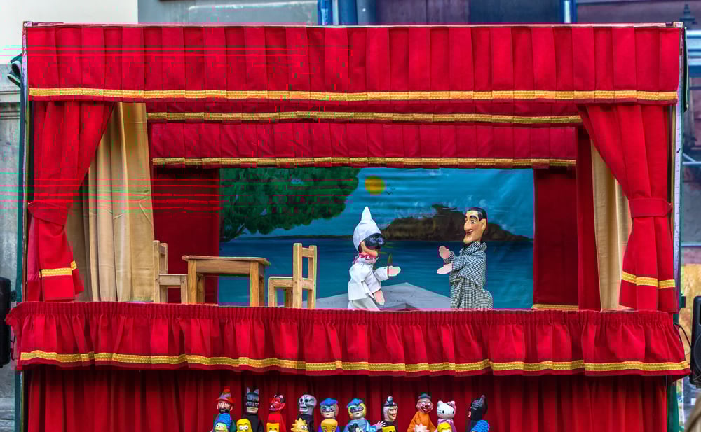 Ce înseamnă Expresia „Secretul Lui Polichinelle” şi De Unde Provine