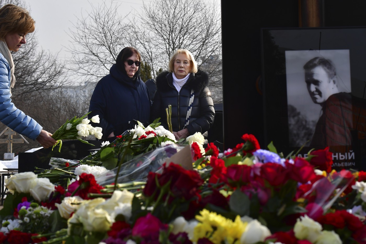 Mama lui Navalnîi a venit la cimitir