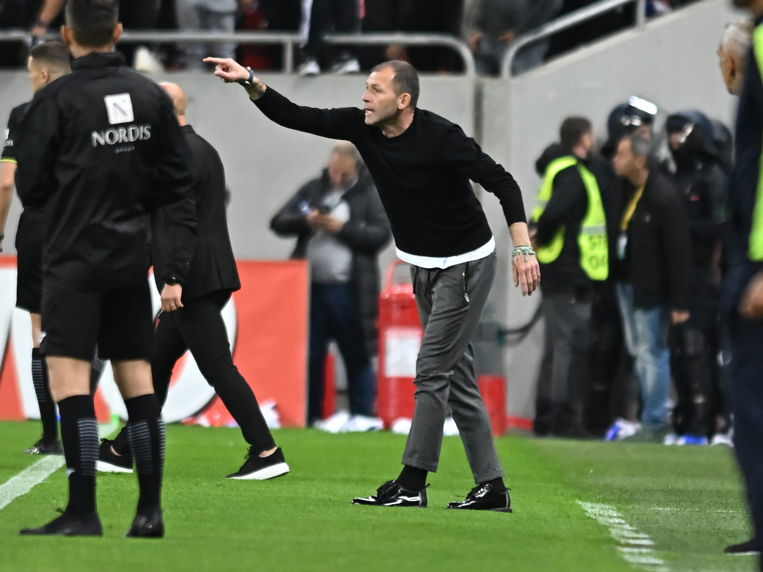 Ce s-a întâmplat, de fapt, în vestiar între Bogdan Lobonț și Ermal Krasniqi, după ce fotbalistul și-a îmbrâncit penibil antrenorul pe teren!