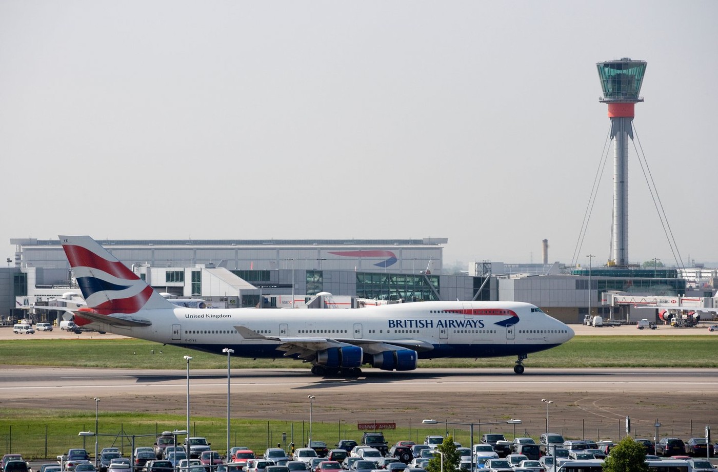 Incident pe aeroportul Heathrow, unde două avioane de pasageri s-au ACROȘAT pe pistă Incident pe aeroportul Heathrow, unde două avioane de pasageri s-au ACROȘAT pe pistă
