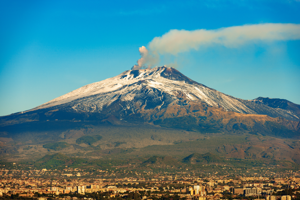 Vulcanul Etna – Localizare, Istoria Erupţiilor, Curiozităţi